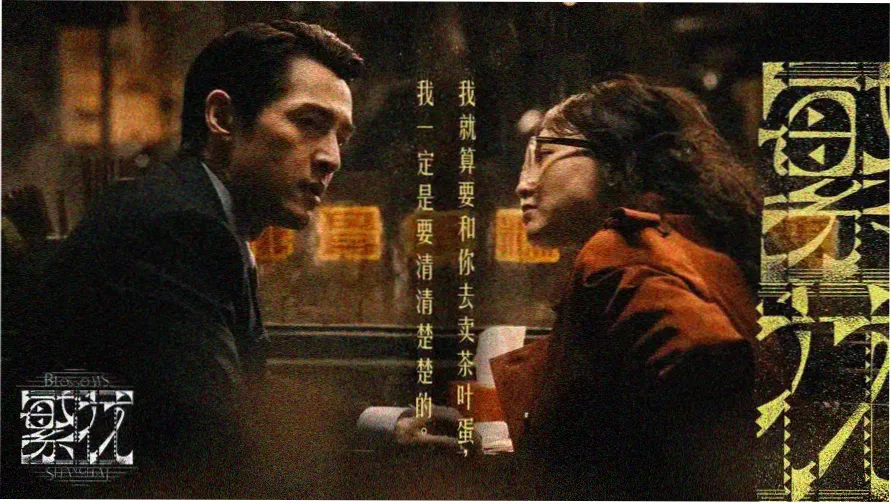 策驰影视2025秋季换刊封面主视觉，苔绿报刊架陈列